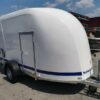 Furgão Niewiadów em poliéster com porta lateral e rampa de carga