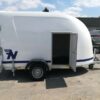 Furgão Niewiadów em poliéster com porta lateral e rampa de carga