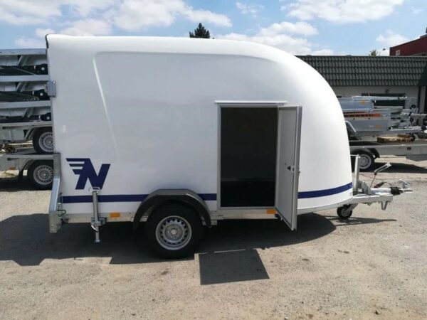 Furgão Niewiadów em poliéster com porta lateral e rampa de carga