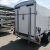 Furgão Niewiadów em poliéster com porta lateral e rampa de carga
