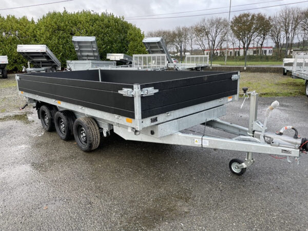 Reboque basculante Saris K3 406 x 204 de três vias, 3500 kg, eixo triplo, com travões e suspensão de molas.