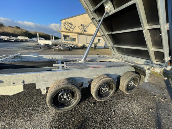 Reboque basculante Saris K3 406 x 204 de três vias, 3500 kg, eixo triplo, com travões e suspensão de molas.