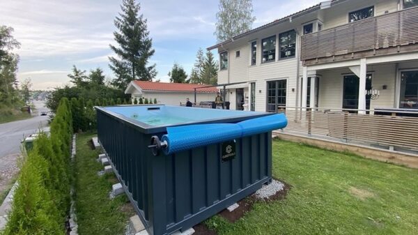 QWWWW.jpeg Piscina modular com dimensões de 6,2m x 2,5m, com sistema de natação contra a corrente, zona desportiva e spa.