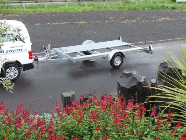 TTT.jpg Reboque para transporte de veículos de eixo único, capacidade de 1300 kg